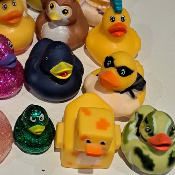 Lot of 69 assorted rubber ducks. Pirates, police men, owls, chicken, princess - Picture 11 of 16